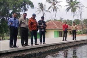 Wakil Bupati Kuningan, H Acep Purnama saat memantau OW Balong Dalem seusai acara Halal Bil Halal.